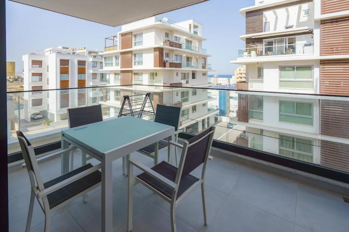 Hubstay - Suite 49 In Mackenzy Larnaca Apartamento